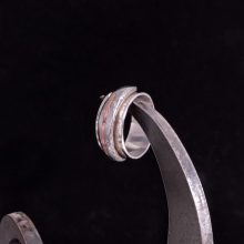 Anillo de plata con detalle de hierro y cobre