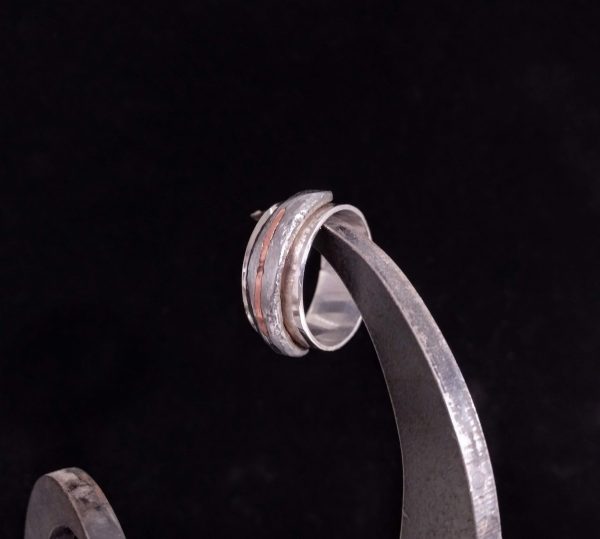 Anillo de plata con detalle de hierro y cobre