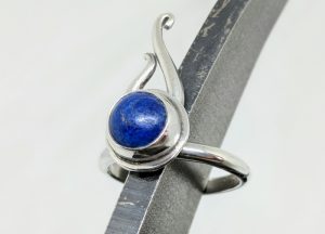 anillo de lapis lazuli